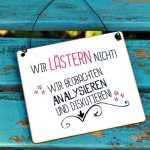 Lustiges Schild mit Spruch WIR LÄSTERN NICHT 13 x 13 cm (SAH+D) Holz