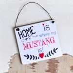 HOME is where my MUSTANG is Schild aus Holz