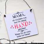 Schild aus Holz MAMA Hände halten Muttertagsgeschenk
