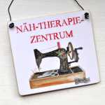 Schild mit Spruch N&Auml;H-THERAPIE-ZENTRUM