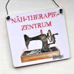 Schild mit Spruch NÄH-THERAPIE-ZENTRUM 13 x 13 (SAH+D) Holz