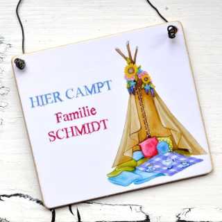 Dekoschild für Campingfreunde HIER campt Familie Mustermann 11 x 9,5 cm (S)