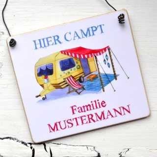 Campingschild HIER campt Familie Mustermann mit Wohnwagenmotiv 11 x 9,5 cm (S)