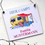 Campingschild HIER campt Familie Mustermann mit...