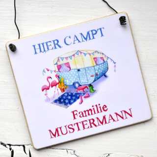 Campingschild HIER campt Familie Mustermann mit Wohnwagenmotiv FLAMINGO 11 x 9,5 cm (S)