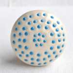 M&ouml;belknopf aus Keramik mit blauen Punkten (4,5 cm)