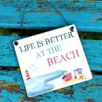 Schild f&uuml;r Urlauber LIFE is better at the BEACH