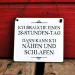 Schild mit Spruch 28-Stunden-Tag Nähen & Schlafen 13 x 13 (SAH+D) Holz