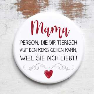 Button mit Spruch für Mütter Weil sie Dich liebt rund 59 mm Magnet + Flaschenöffner