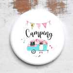 Button Camping mit Wohnwagenmotiv