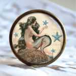 Maritimer Möbelknopf Metallknauf anmutige Meerjungfrau alt Messing brüniert (altgoldener Look)
