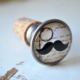 Moustache Flaschenverschl&uuml;sse Modell CHARLY alt Messing br&uuml;niert (altgoldener Look)