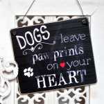 Schild DOGS LEAVE PAWPRINTS ON YOUR HEART 13 x 13 (SAH+D) Holz