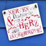 Schild mit Spruch NERVEN wie DRAHTSEILE + HERZ aus ZUCKERWATTE