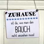 Dekoschild Zuhause ist da, wo man den Bauch nicht...