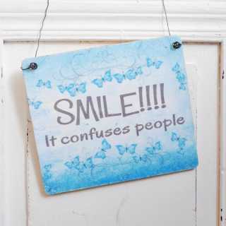 Schild aus Holz SMILE - IT CONFUSES PEOPLE 11 x 9,5 x 0,4 cm