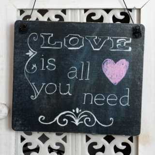 Dekoschild LOVE IS ALL YOU NEED aus Holz im Tafel-Design 13,5 x 15,5 x 0,4 cm