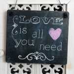 Dekoschild LOVE IS ALL YOU NEED aus Holz im Tafel-Design...