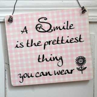 Holzschild mit Weisheit SMILE is the prettiest thing you can wear 13,5 x 15,5 x 0,4 cm